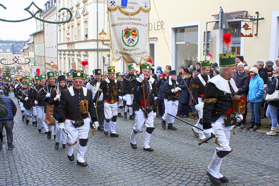 Zur weihnachtlichen Bergparade ins Erzgebirge